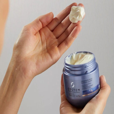 Wella System Professional Smoothen Kıvırcık & Dalgalı Asi Saçlar İçin Saç Maskesi 200 ml Wella System Professional Smoothen Kıvırcık & Dalgalı Asi Saçlar İçin Saç Maskesi 200 ml